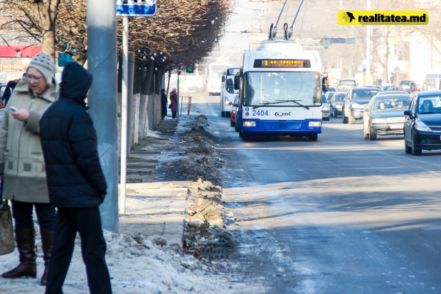 Temperaturile cu plus din ultimele zile au topit în mare parte zăpada de pe străzile Chișinăului