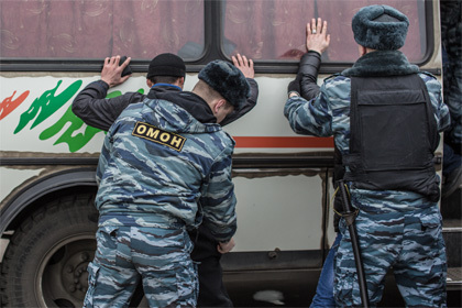 Сотрудники полиции обыскивают задержанных во время рейда по выявлению нелегальных мигрантов. Фото: Андрей Стенин / РИА Новости