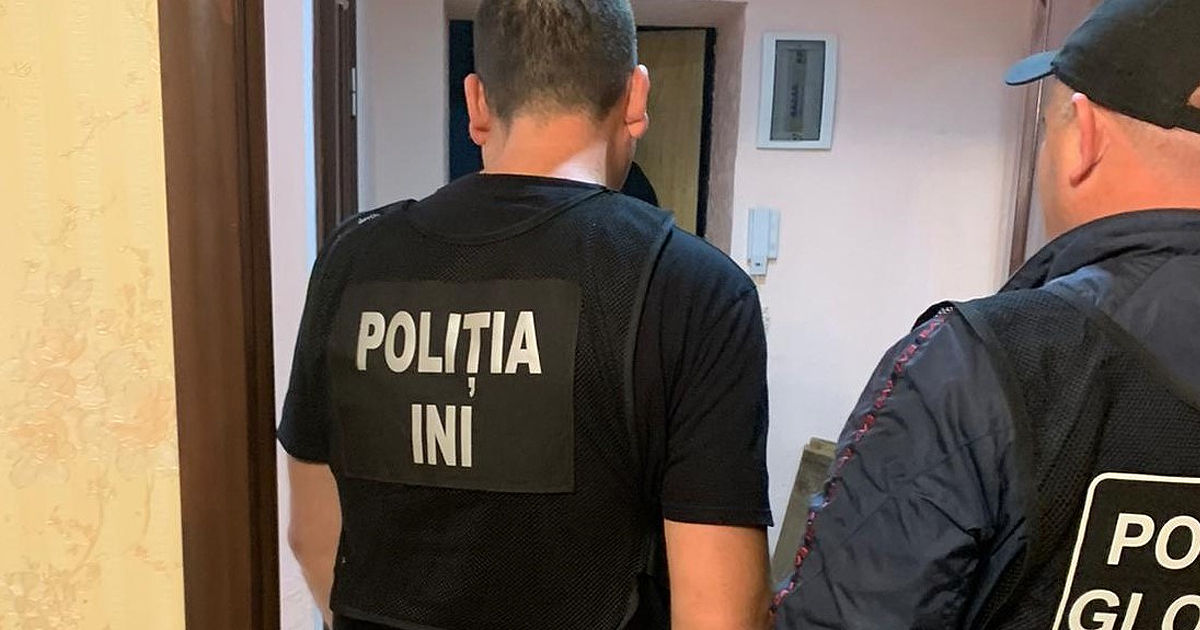 Percheziții la o agenție de turism din Chișinău în legătură cu un dosar de spălare de bani.