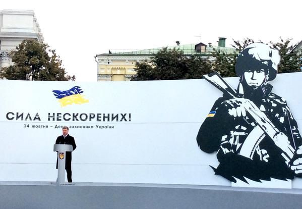 Порошенко во время открытия выставки военной техники "Сила непокоренных" на Михайловской площади.