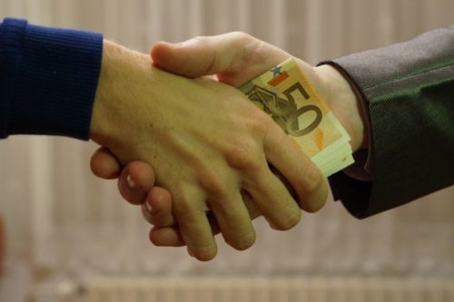 Un vameş de la Vadul lui Vodă a fost reţinut pentru luare de mită.