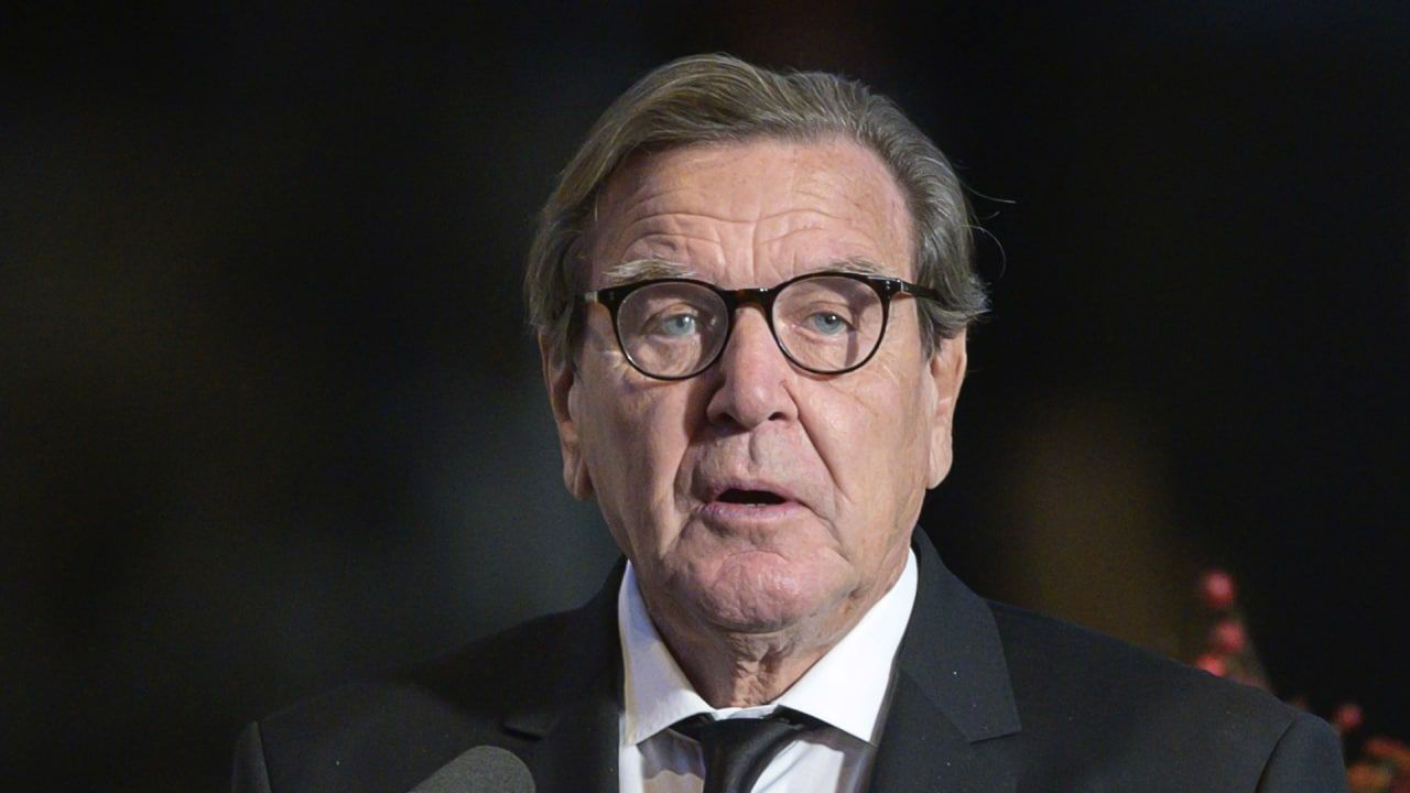 Шрёдер заявил, что идея Зеленского «отвоевать» Крым лишена смысла.