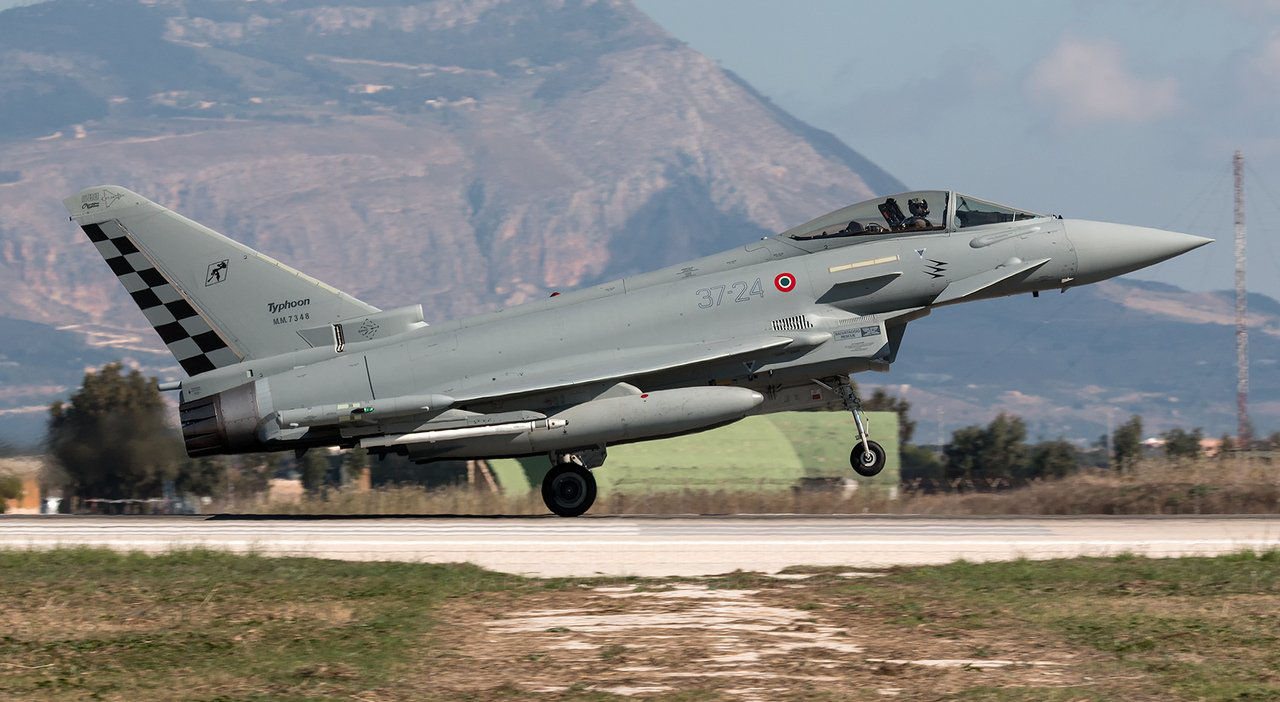 Истребитель Eurofighter упал на юге Италии.
