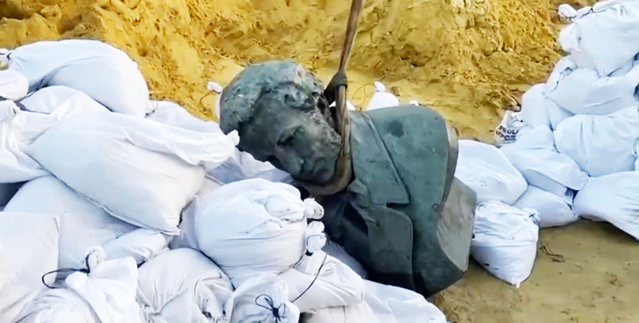 В Харькове демонтировали бюст Пушкина.