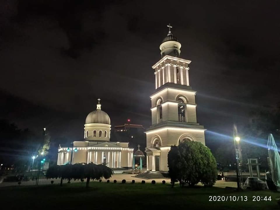 По периметру Кафедрального собора установлены 278 ночных светильников.