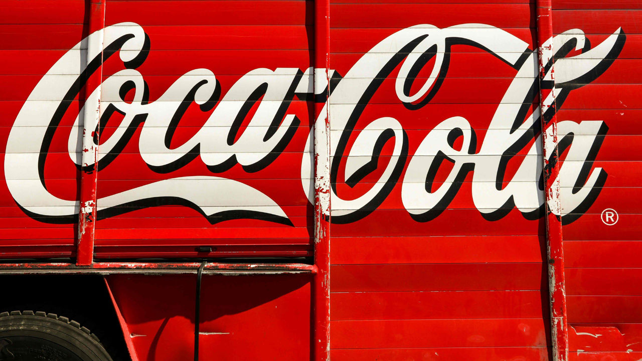 Coca-Cola снова регистрирует свои товарные знаки в России.