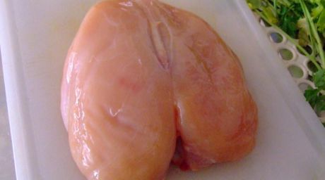 Descoperirea făcută de un bărbat după ce a cumpărat un piept de pui. Foto: bucatariaelenei.blogspot.com