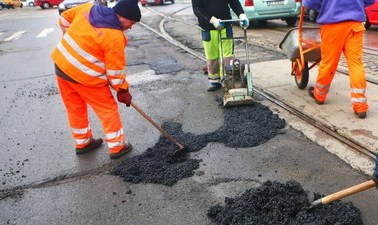 Reprezentanţii Primăriei spun că în acest an ar putea începe reparţia capitală a mai multor artere.