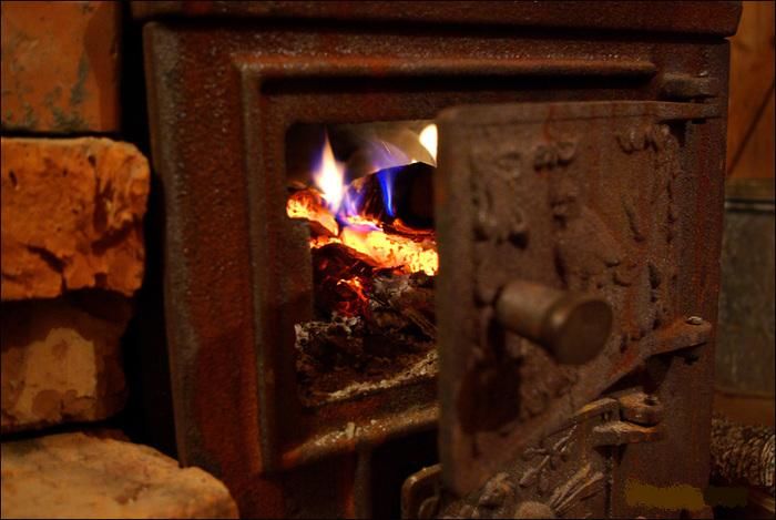 Temperaturile reci le dau mari bătăi de cap oamenilor de la țară