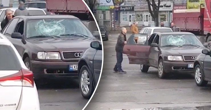 В Кишиневе сняли на видео, как мужчина громит машину приятеля средь бела дня.