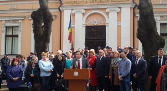 Platforma DA îi cere lui Dodon să iniţieze un referendum privind anularea legii miliardului furat. Foto: jurnal.md