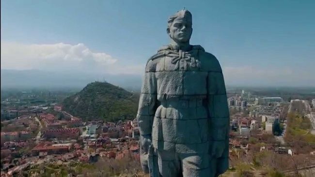 Вандалы осквернили легендарный памятник «Алёша» в болгарском Пловдиве.