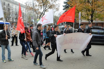 Un grup de membri și simpatizanți ai Partidului Socialiștilor au protestat contra adoptării bugetului municipal în lectură finală. 