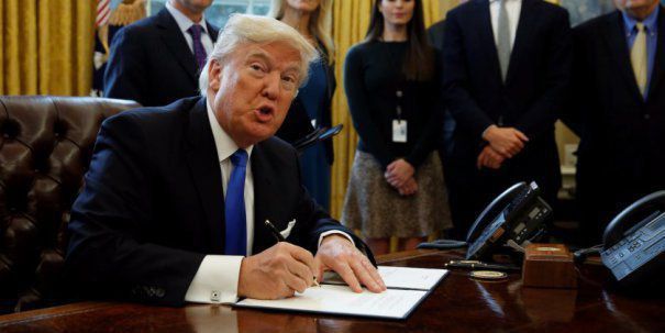 Donald Trump a semnat proiectul Congresului privind impunerea de noi sancţiuni Rusiei, deşi contestă abordarea.