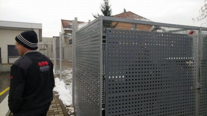 O femeie a fost închisă într-o cuşcă de angajaţii unui supermarket