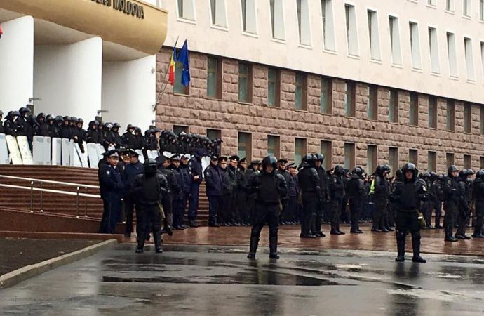 Усиленные силы полиции стянуты в воскресенье, 11 октября, к зданиям парламента и правительства.