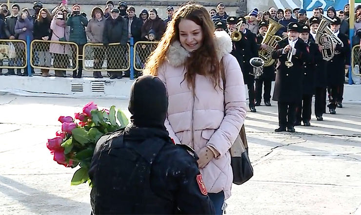 Cum și-a cerut iubita în căsătorie un carabiner cu cagulă pe față