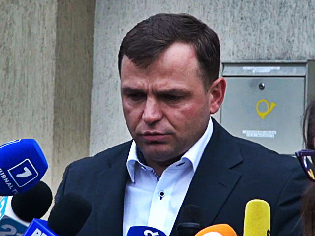Сам же лидер платформы ДА обвинения отвергает и считает, что его сосед страдает психическими расстройствами.