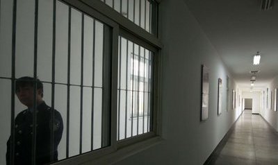 O femeie din China a fost încarcerată de autorităţi timp de trei ani într-o morgă dezafectată.