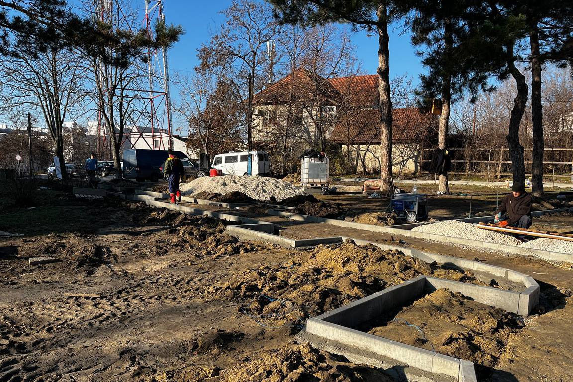 Благоустройство сквера в центре Кишинева идет полным ходом.