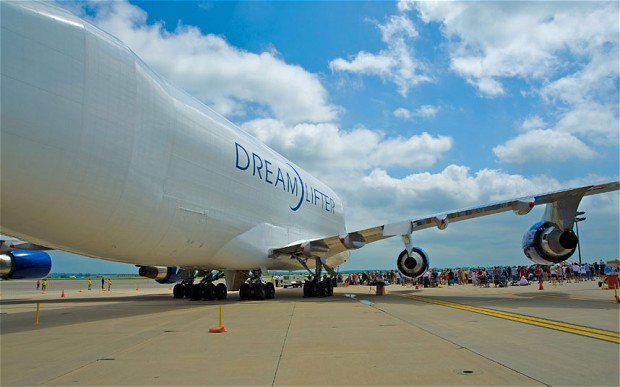 В США один из самых больших грузовых самолетов в мире Boeing 747 Dreamlifter по ошибке сел не в том аэропорту. Фото: telegraph.co.uk