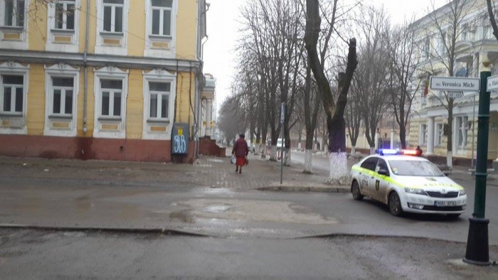 Potrivit forțelor de ordine, după ora 1 noapte, un necunoscut a sunat la poliție prin care anunța că în sediul Primăriei se află o bombă.