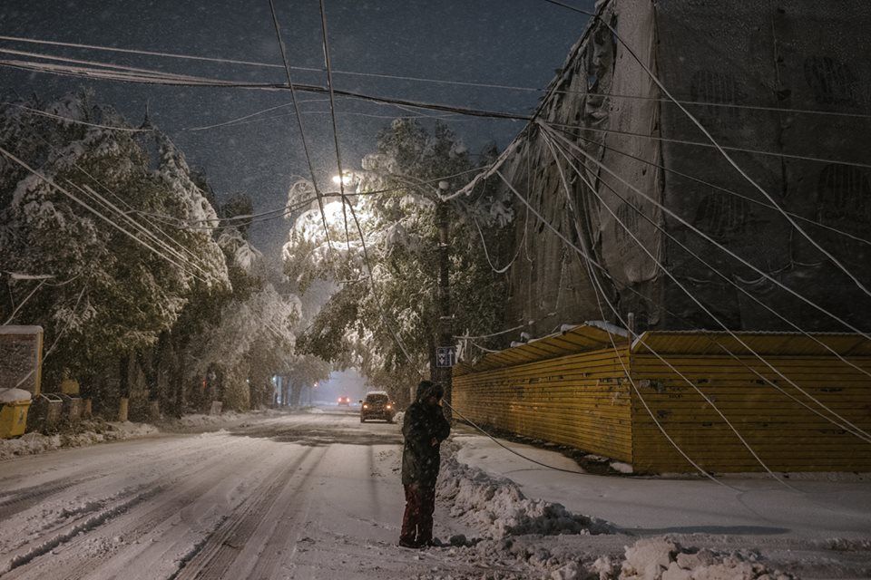 Траты на ремонт линий электропередач, поврежденных в результате стихии, могут включить в счета на электроэнергию. Фото: Максим ЧУМАШ.