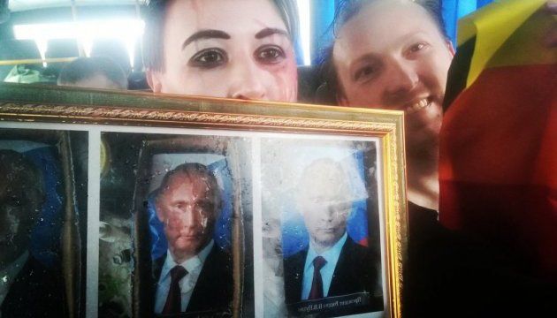 Демонстрантов с флагами Украины и ЕС задержали в Петербурге.