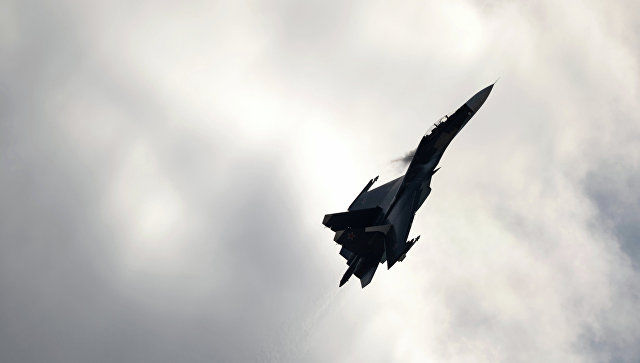 Киев опубликовал видео полета "российского Су-27" над украинскими кораблями.