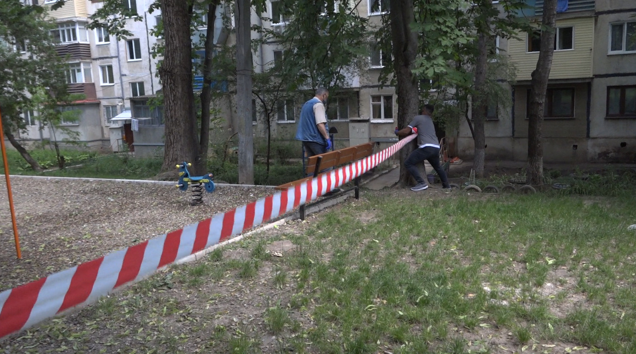 Детские игровые площадки все еще запрещено посещать.