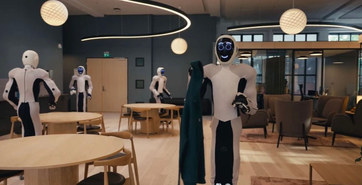 Un nou model de robot asistent: Spălare, curățare și comunicare umană.
