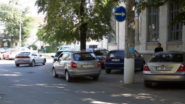 Instanța de judecată a anulat un contract referitor la construcția parcărilor cu plată în Capitală. Foto: diez.md
