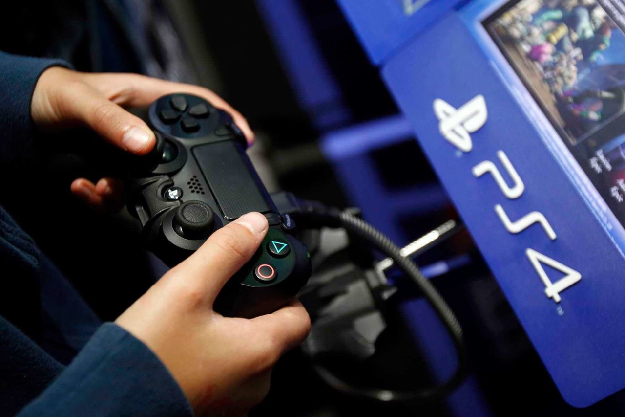 Sony планирует снизить цену PlayStation 4 в два раза.