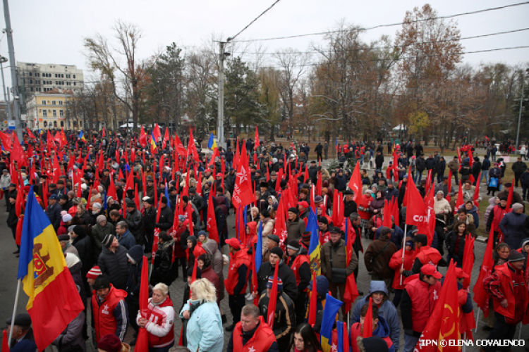 Эксперты: Протест оппозиции помогает властям оставаться на высоте.