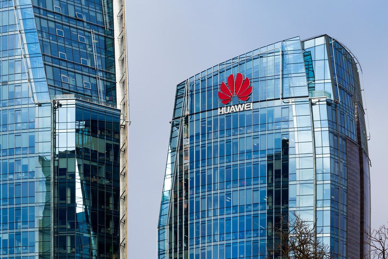 Huawei выделит разработчикам 1,5 млрд долларов.