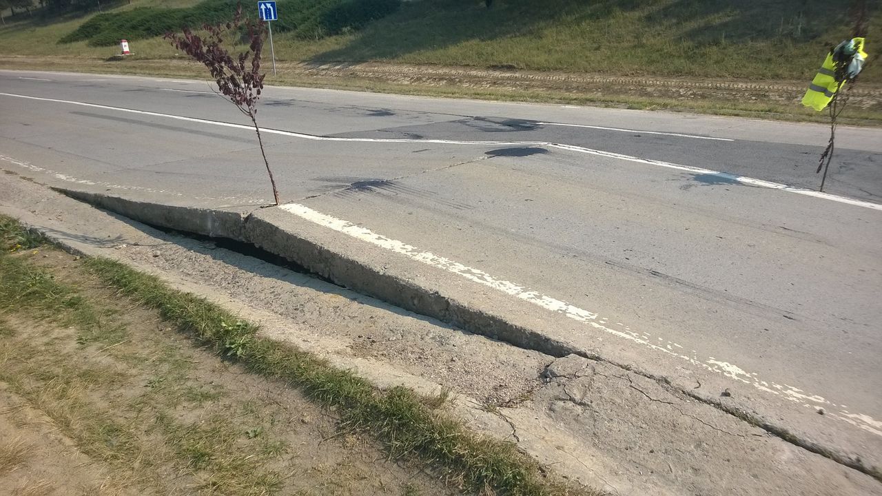 Poliția atenționează șoferii să evite şoselele construite din plăci de beton.