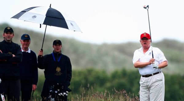 Președintele SUA, Donald Trump, în timpul partidelor de golf, poartă în raniță mai multe arme, ascunse sub crose.