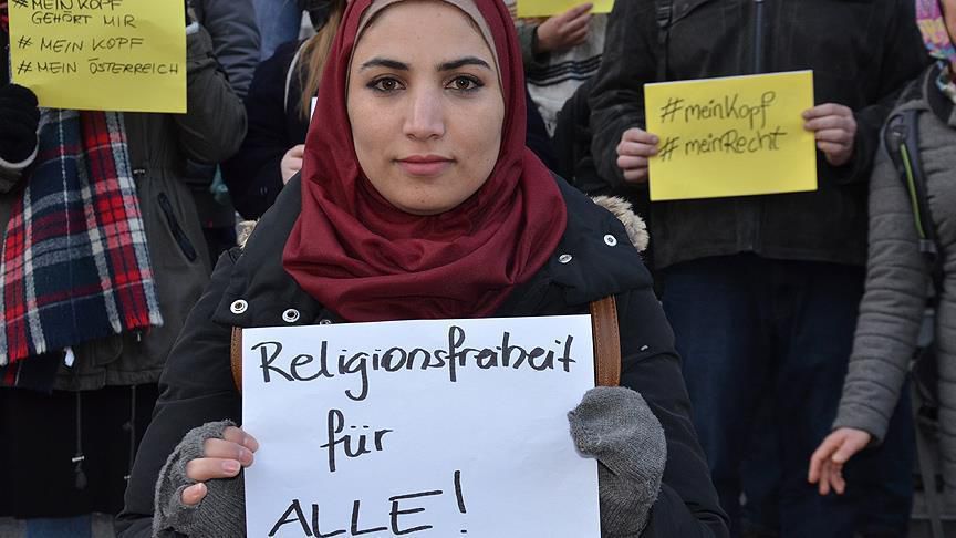 Сотни мусульманок в Вене вышли на акцию протеста против запрета хиджаба.