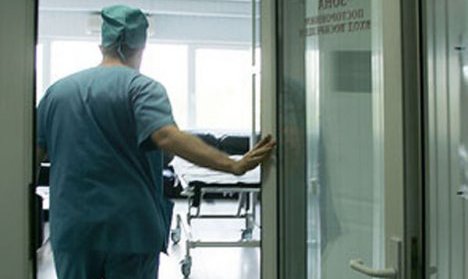 Suspectul le-ar fi presat psihologic pe victime, amenințându-le cu plasarea lor în blocul cu regim riguros în caz de nesupunere sau divulgare a violului. 