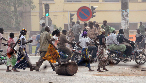  În cursul zilei de luni militari francezi şi din Mali au pătruns în Dibali (400 km nord de Bamako) şi Douentza (800 km nord-est de Bamako)