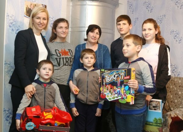 Башкан Гагаузии посетила многодетную семью из села Баурчи, потерявшую кормильца.
