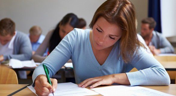 Elevii obţin rezultate mai bune la examene, dacă testele au loc dimineaţa. Foto: RFI