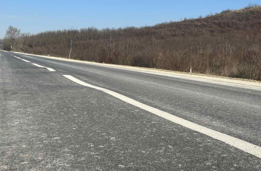 Pe o porțiune de drum din Telenești, reabilitată acum un an, s-au format degradări.