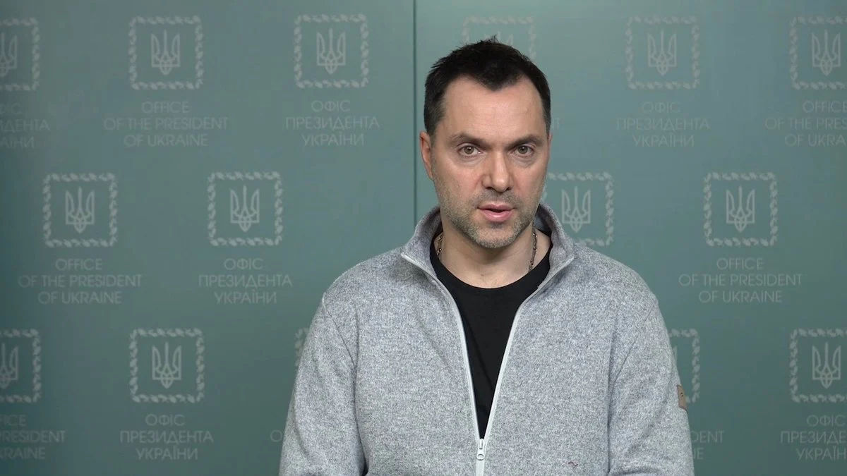 Арестович: В РФ не спешат присоединять Херсонскую область, потому что делят награбленное.