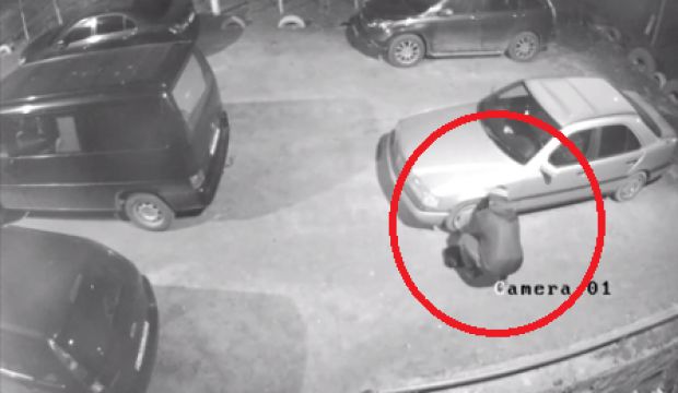 Un bărbat din capitală care, în 30 de secunde, a furat capacele de la roţile unei maşini. Foto: Stireata.md