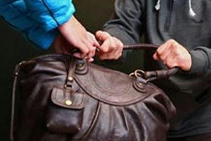 Возвращавшиеся из магазина пожилая бендерчанка и ее 38-летняя слабовидящая дочь подверглись нападению у подъезда собственного дома. Фото: online47.ru