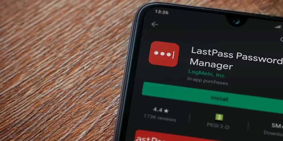 Менеджер паролей LastPass заявил о взломе и краже исходного кода.