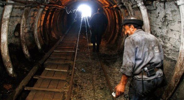 Trei mineri prinşi la o adâncime de 500 de metri sub pământ în România. 