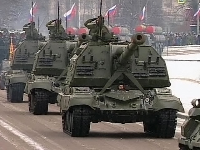 В параде принимали участие около 1,5 тысяч военнослужащих, представляющих все рода войск Вооруженных сил России и около 100 единиц военной техники.
