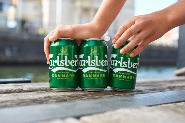 Производитель пива Carlsberg решил приостановить производство в России.